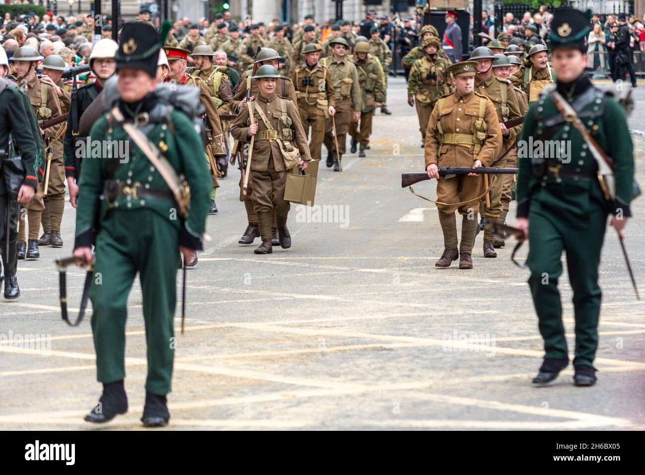 The London Regiment en uniformes d'époque au Lord Mayor's Show, Parade, procession passant le long de Poultry, près de Mansion House, Londres, Royaume-Uni. Banque D'Images