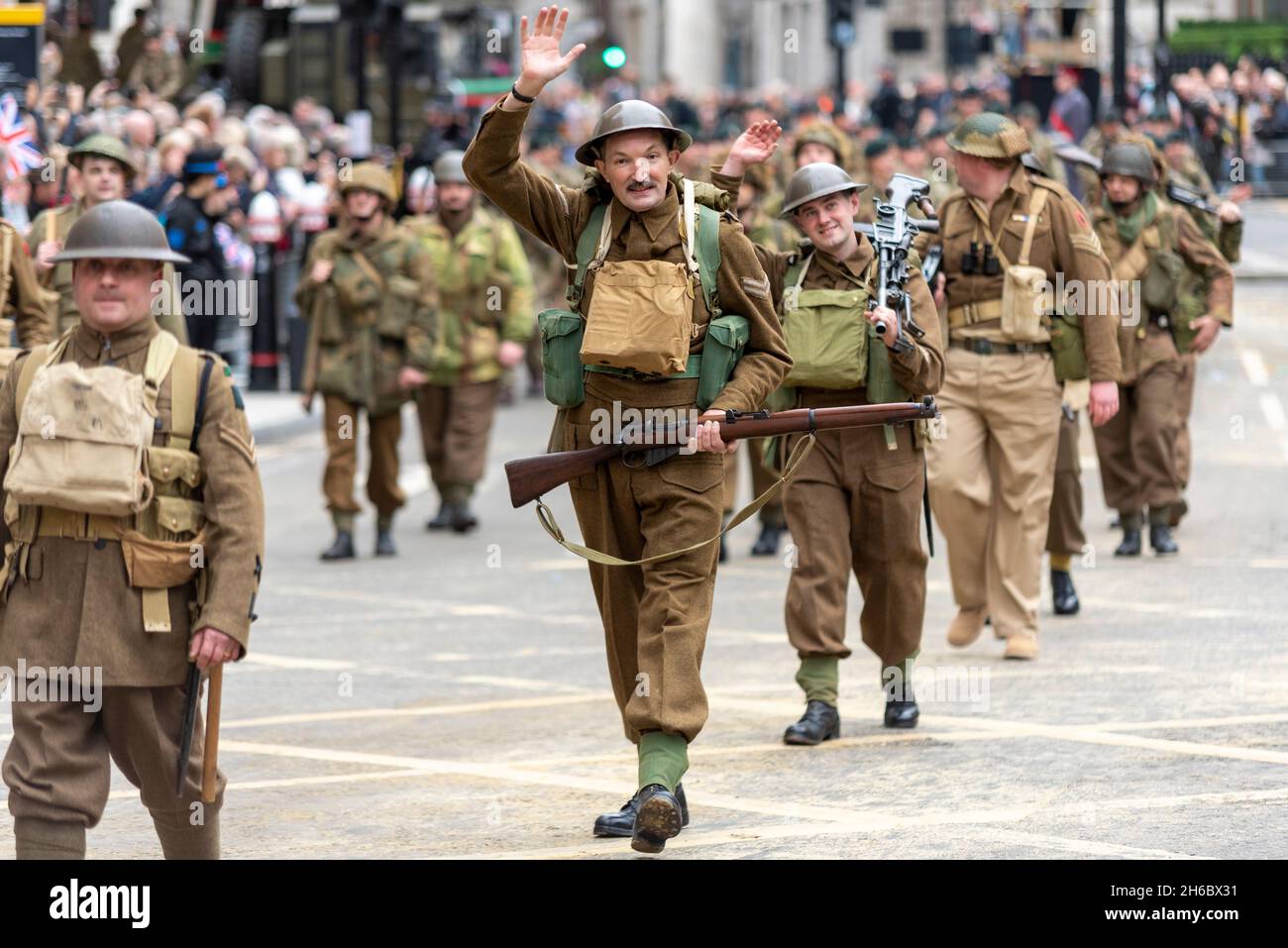 The London Regiment en uniformes d'époque au Lord Mayor's Show, Parade, procession passant le long de Poultry, près de Mansion House, Londres, Royaume-Uni. Banque D'Images