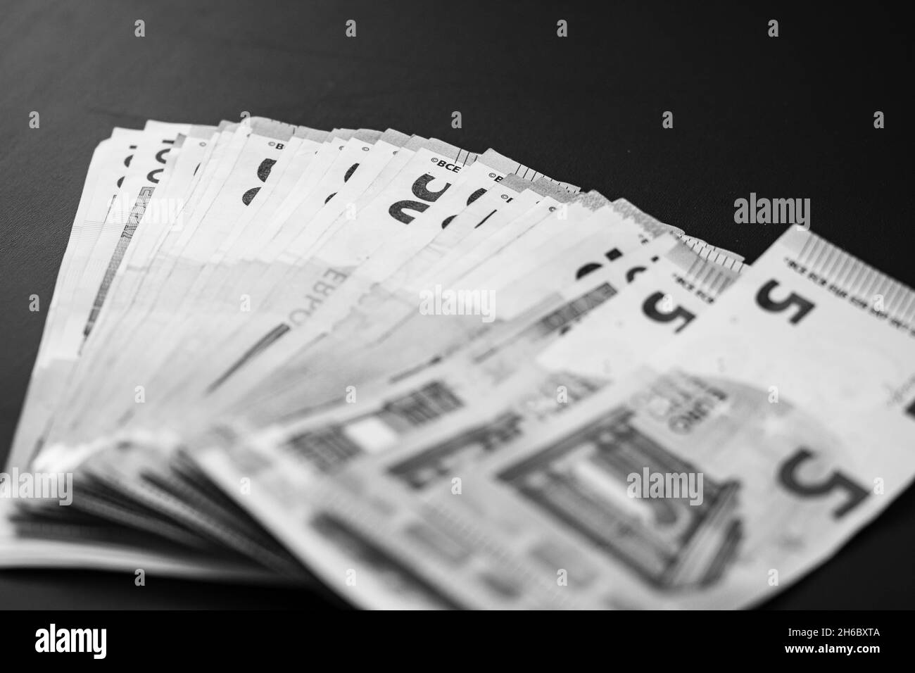 Gros plan de billets de banque sur la table Banque D'Images