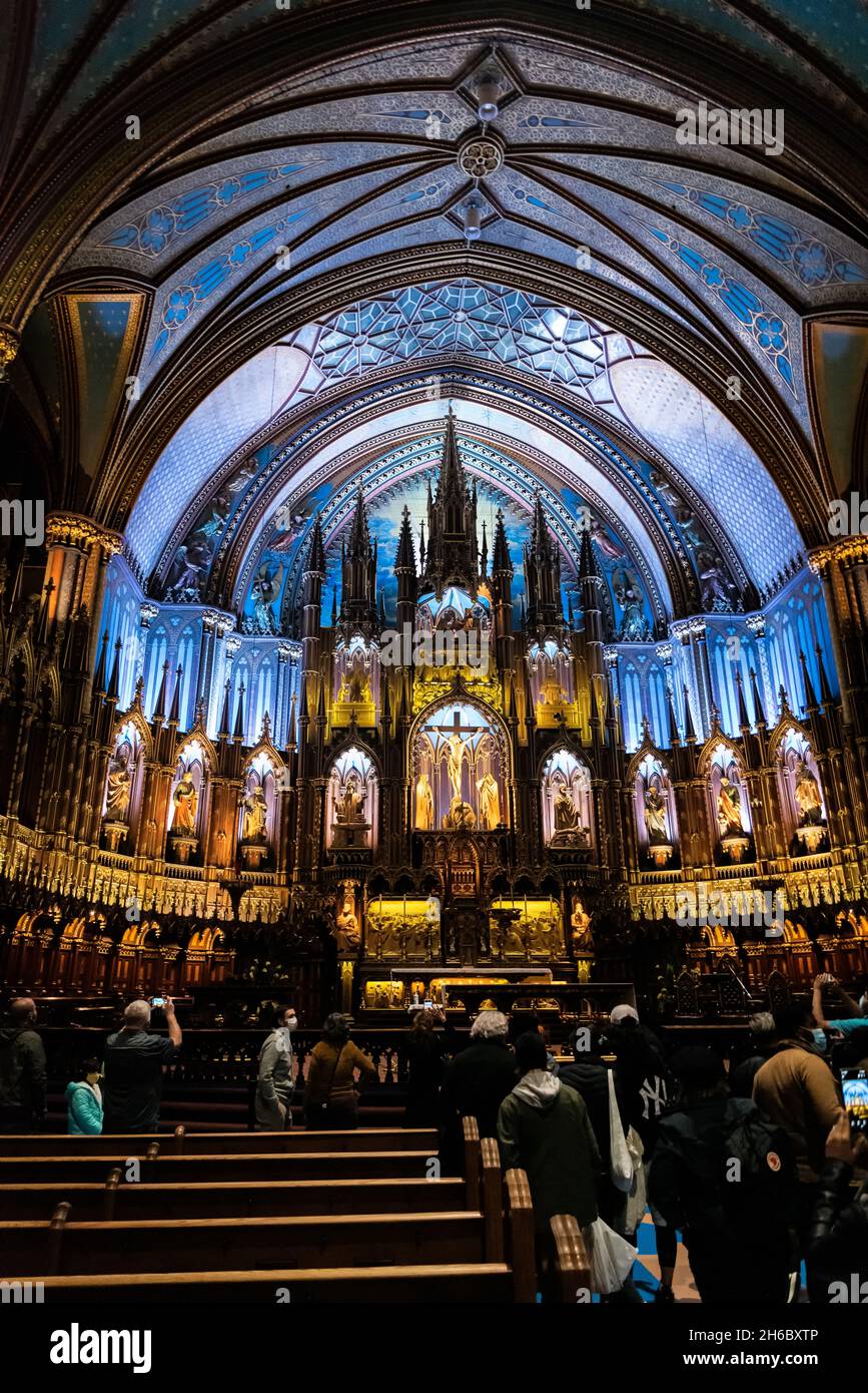 Photo de l'autel à l'intérieur de la basilique notre-Dame avec des visiteurs dans des masques. Banque D'Images