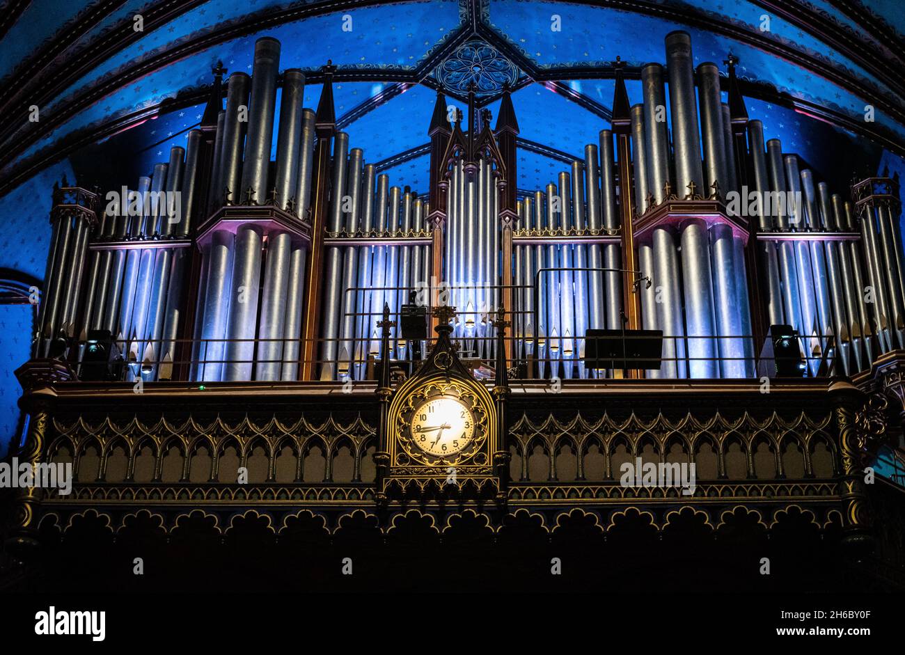 Photo nocturne de l'intérieur de quelques-unes des 7 000 pipes d'orgue Casavant à la basilique notre-Dame, au centre-ville de Montréal. Banque D'Images