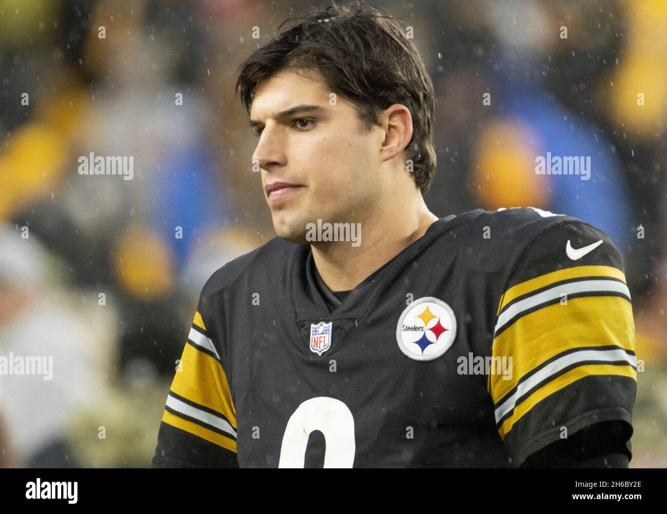 Pittsbugh, États-Unis.14 novembre 2021.Mason Rudolph (2), quarterback des Steelers de Pittsburgh, s'est mis à la sortie du terrain après le match de 16-16 avec les Detroit Lions à Heinz Field, le dimanche 14 novembre 2021.Photo par Archie Carpenter/UPI crédit: UPI/Alay Live News Banque D'Images