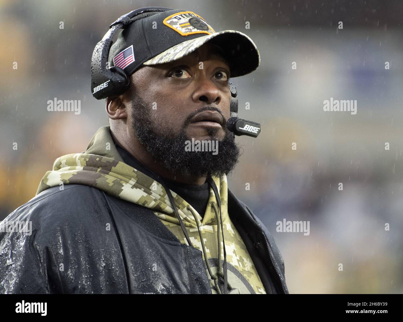 Pittsbugh, États-Unis.14 novembre 2021.Mike Tomlin, entraîneur-chef des Steelers de Pittsburgh, se tourne vers le tableau des scores du troisième trimestre de l'égalité de 16-16 à Heinz Field le dimanche 14 novembre 2021.Photo par Archie Carpenter/UPI crédit: UPI/Alay Live News Banque D'Images