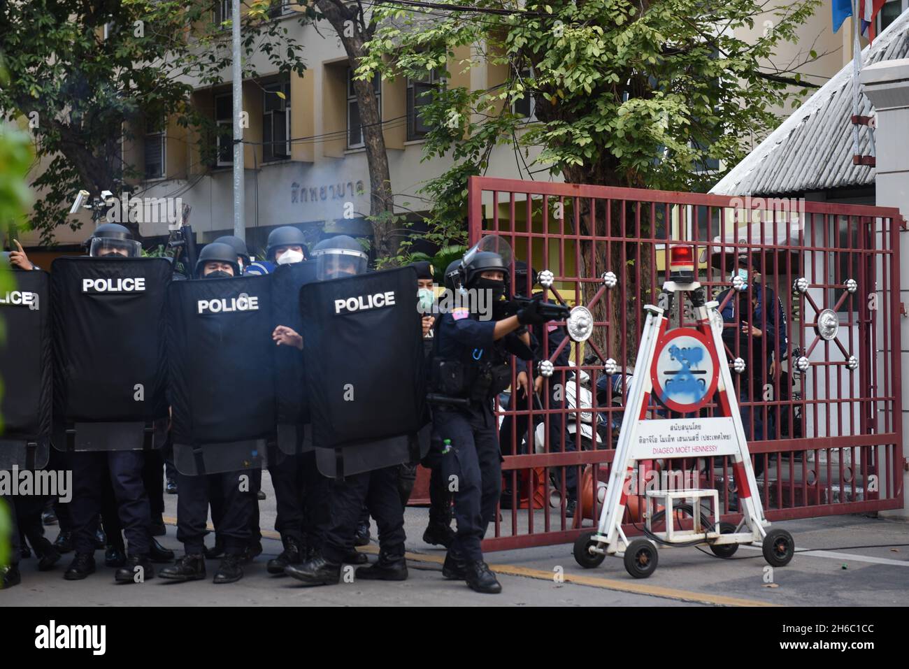 Bangkok, Thaïlande.14 novembre 2021. La police anti-émeute est prête à l'entrée de l'hôpital de police tandis que la monarchie anti-absolue marche à l'ambassade d'Allemagne en Thaïlande, Bangkok le 14 novembre 2021.(Credit image: © Teera Noisakran/Pacific Press via ZUMA Press Wire) Banque D'Images