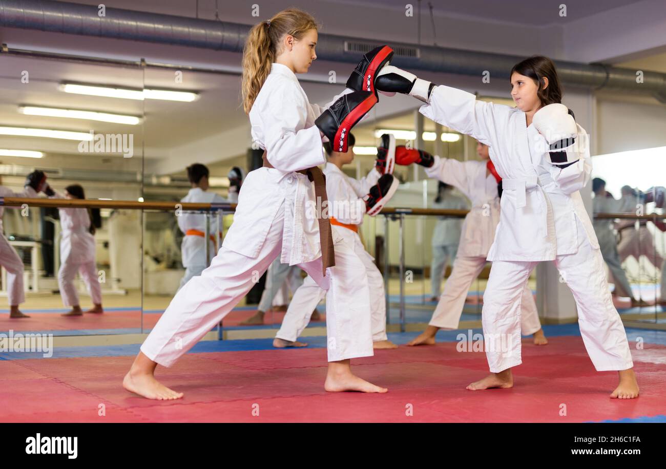 Boxe des enfants pendant l'entraînement au karaté Banque D'Images