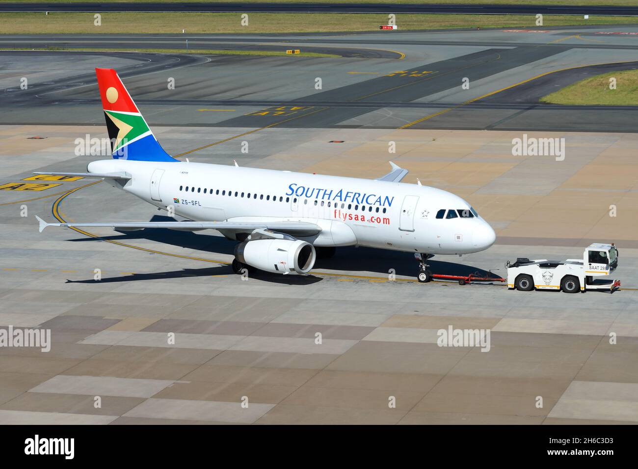 Avion Airbus A319 de South African Airways à l'aéroport de Johannesburg OU de Tambo.Avion A319 de SAA après avoir relancé ses opérations. Banque D'Images