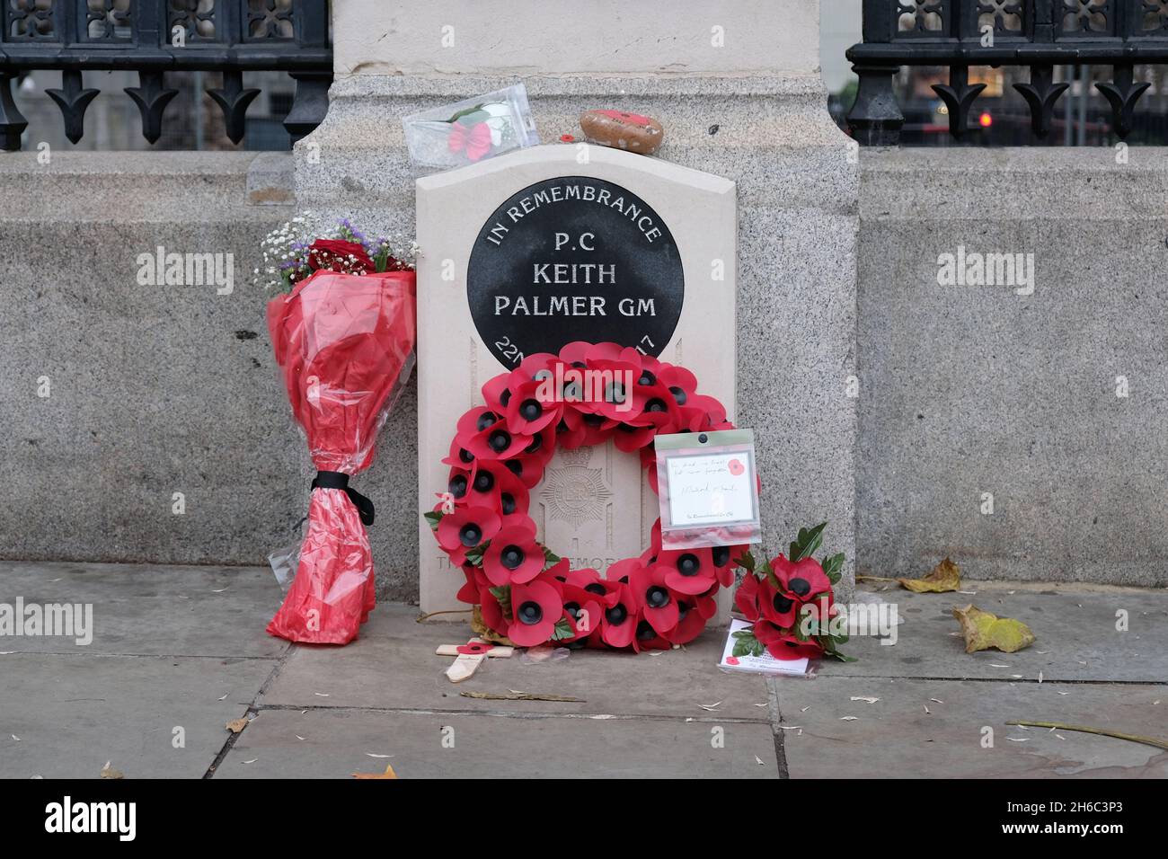 Londres, Royaume-Uni.Une couronne et des fleurs ont été laissées au mémorial du PC Keith Palmer devant les portes du Parlement le dimanche du souvenir. Banque D'Images