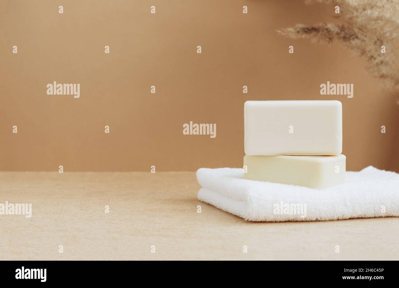 Barres de savon en matières premières naturelles blanc doux serviette beige fond.Cosmétiques biologiques.Concept de santé spa Banque D'Images