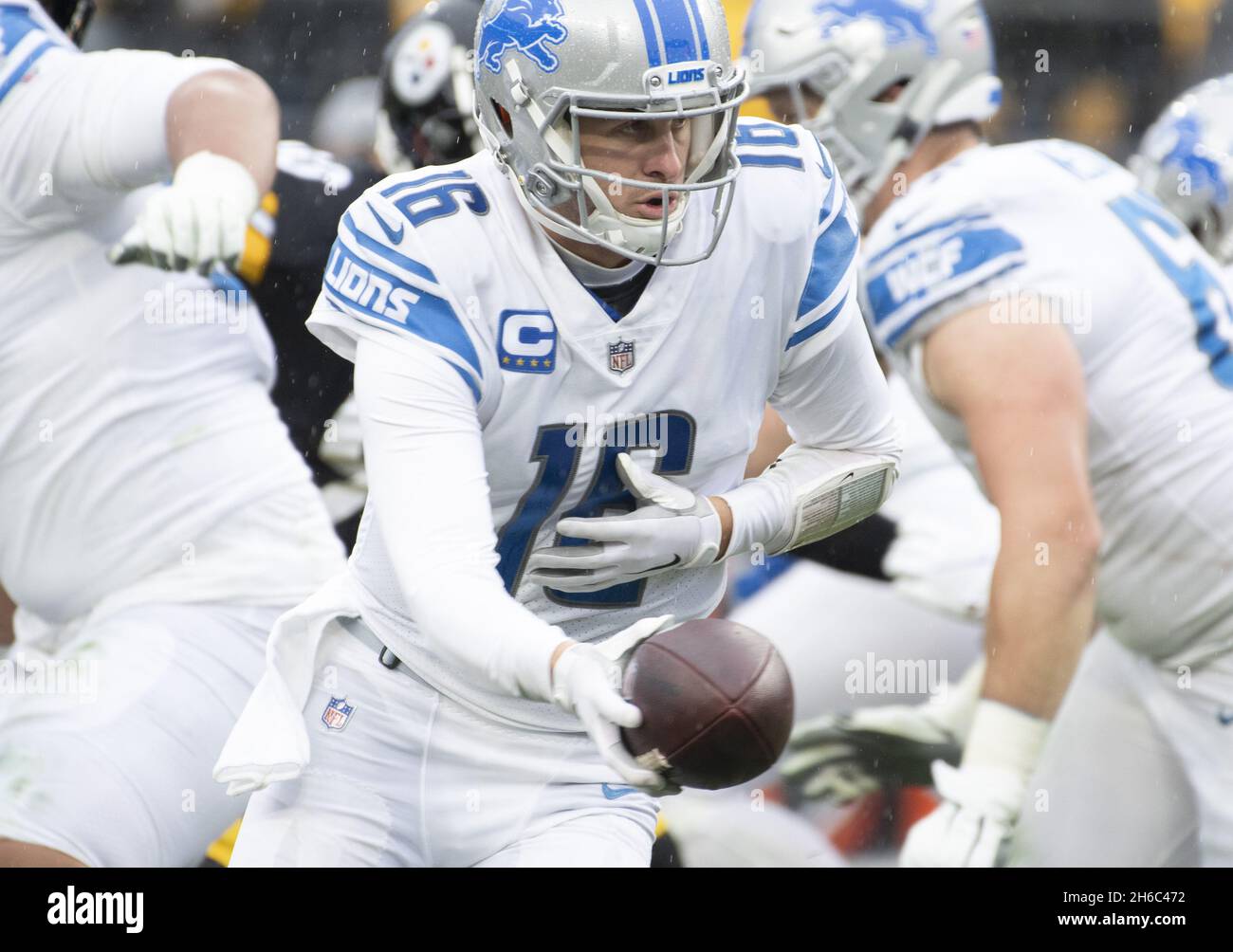 Pittsbugh, États-Unis.14 novembre 2021.Jared Goff (16), le quarterback des Detroit Lions, lors de la rencontre de 16-16 avec les Pittsburgh Steelers à Heinz Field, le dimanche 14 novembre 2021.Photo par Archie Carpenter/UPI crédit: UPI/Alay Live News Banque D'Images