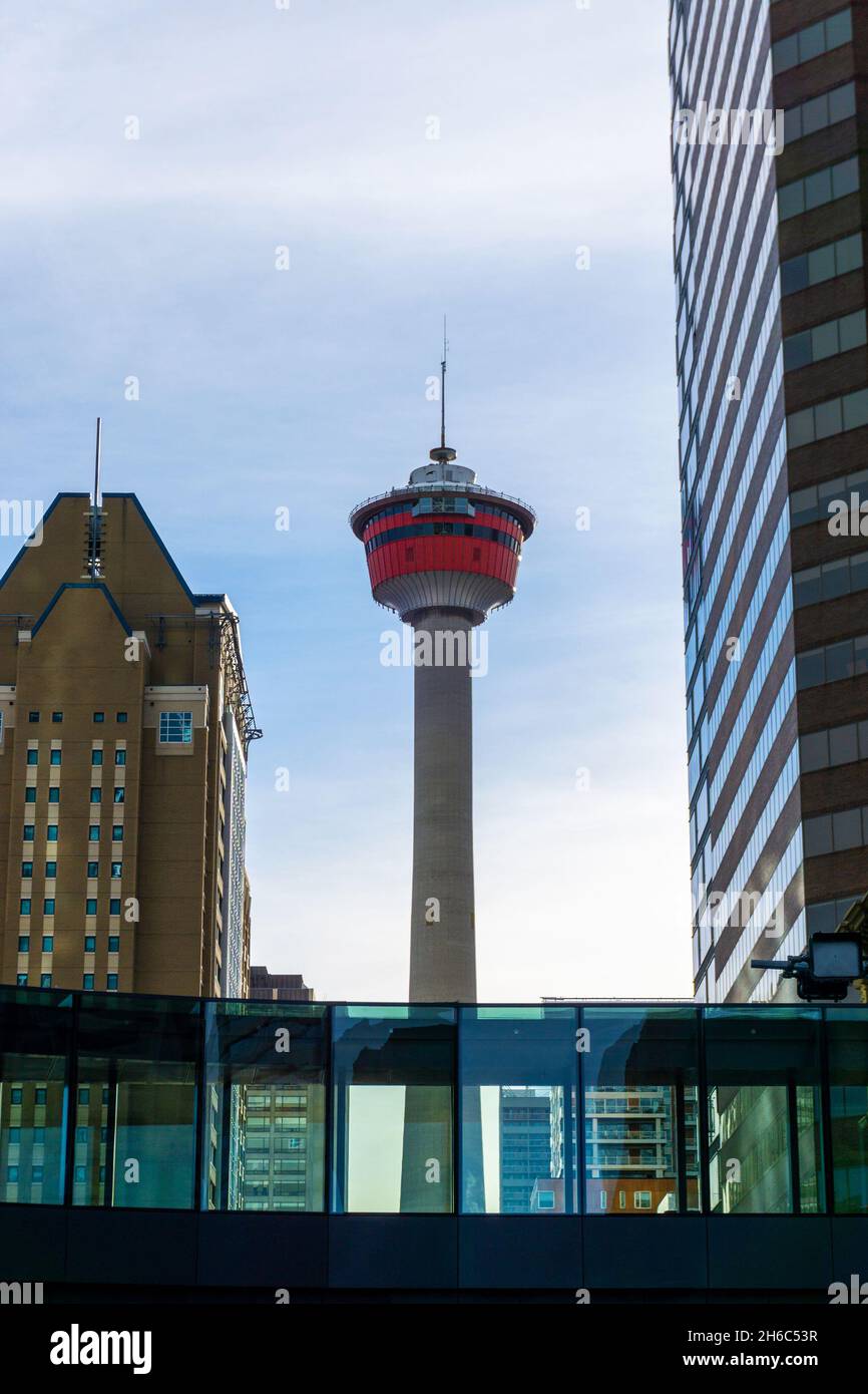 Quartier des affaires animé du centre-ville de Calgary avec l'emblématique tour de Calgary entre les immeubles de bureaux de la rue Centre. Banque D'Images