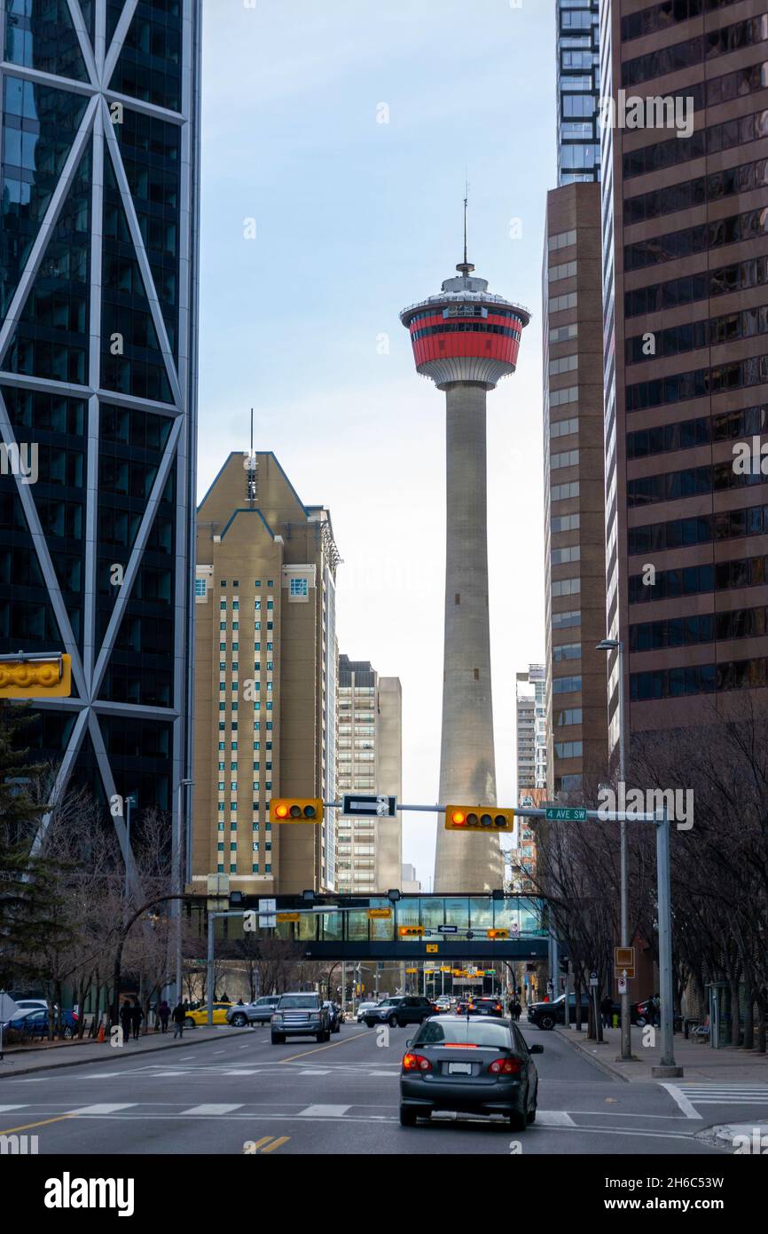 Quartier des affaires animé du centre-ville de Calgary avec l'emblématique tour de Calgary entre les immeubles de bureaux de la rue Centre. Banque D'Images