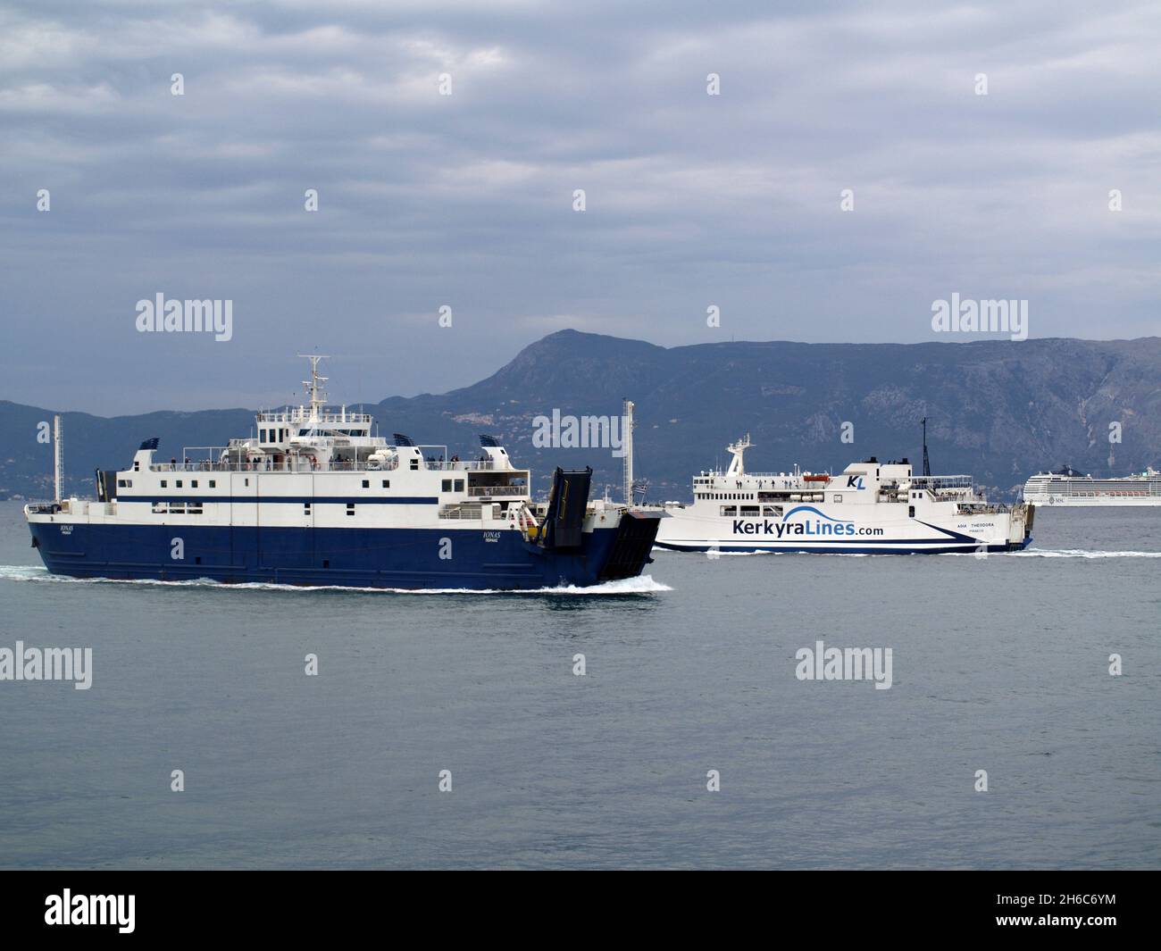 Les ferries Agia Theodora et Ionas passent dans les voies maritimes du port de Corfou, en Grèce Banque D'Images