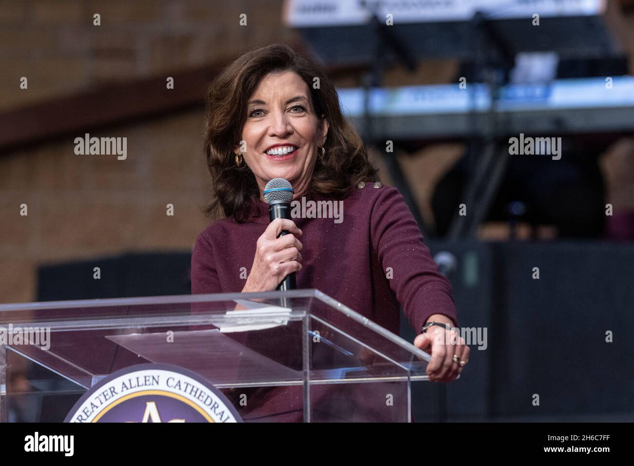 New York, NY - 14 novembre 2021 : la gouverneure Kathy Hochul parle lors de sa visite à la cathédrale du Grand Allen A. M. E. Banque D'Images