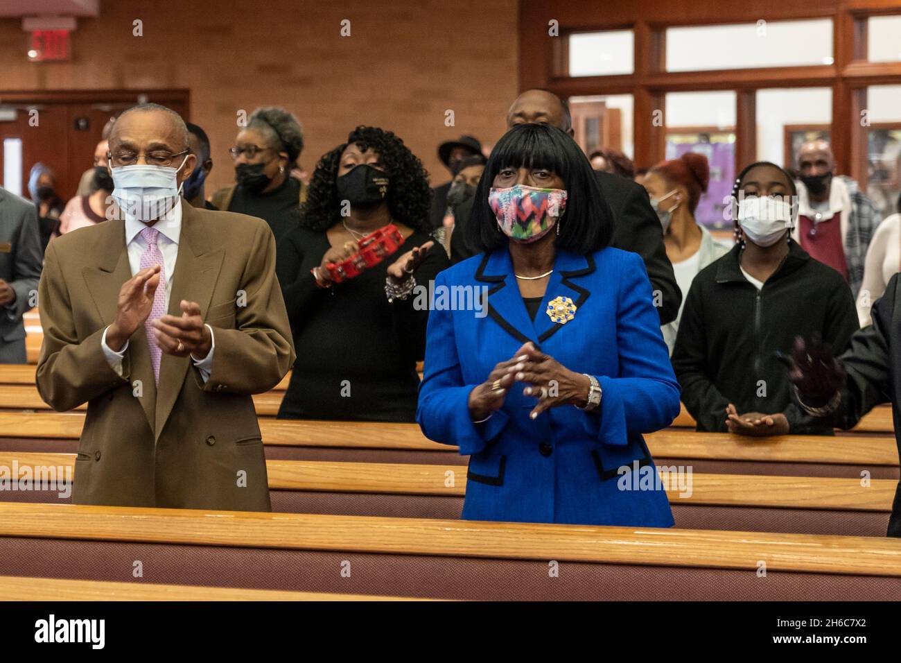 New York, États-Unis.14 novembre 2021.Les gens prient pendant le culte du dimanche alors que la gouverneure Kathy Hochul visite la cathédrale du Grand Allen A. M. E. à New York le 14 novembre 2021.(Photo de Lev Radin/Sipa USA) crédit: SIPA USA/Alay Live News Banque D'Images