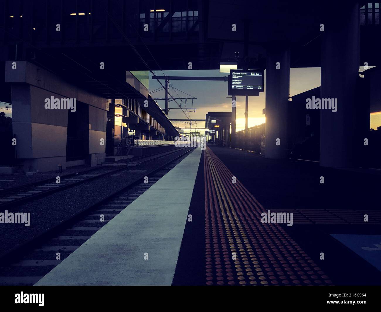Une gare de West Footscray vide pendant Melbourne, le sixième confinement de Victoria au coucher du soleil, en Australie, en août 2021. Banque D'Images