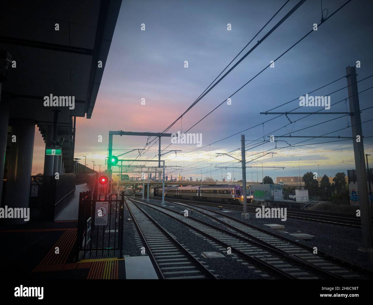 Une gare de West Footscray vide pendant Melbourne, le sixième confinement de Victoria au coucher du soleil, en Australie, en août 2021. Banque D'Images