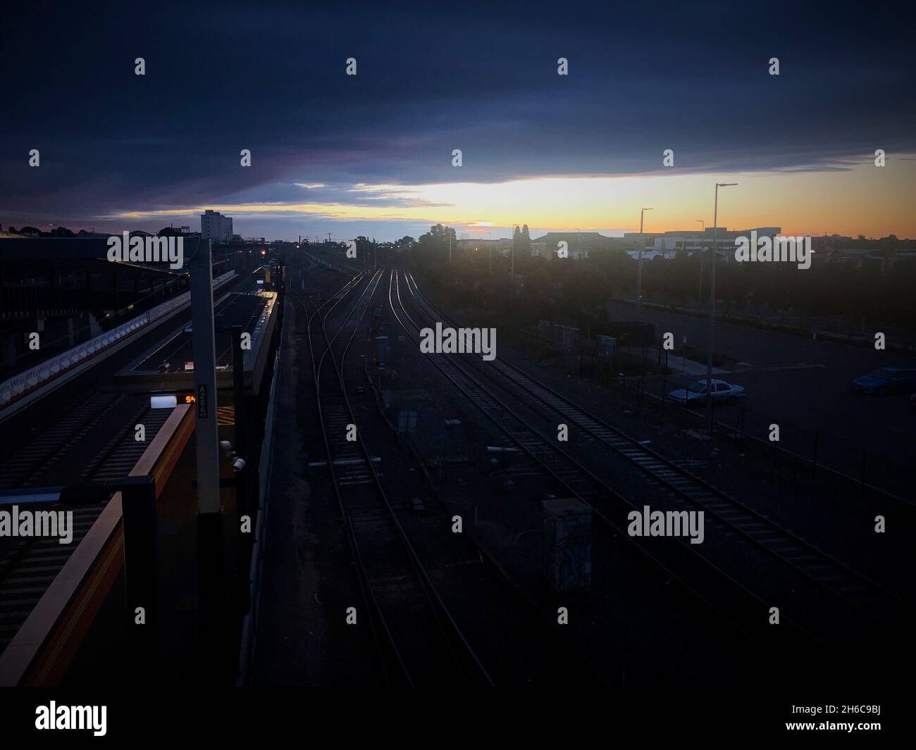 Une gare de West Footscray vide pendant Melbourne, le sixième confinement de Victoria au coucher du soleil, en Australie, en août 2021. Banque D'Images