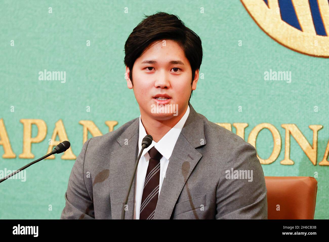 Tokyo, Japon.15 novembre 2021.Shohei Ohtani, joueur à deux sens des Anges de Los Angeles, parle lors d'une conférence de presse au Japan National Press Club à Tokyo.Ohtani, un joueur de base-ball de la Ligue majeure, est considéré comme l'un des trois favoris pour le prix de joueur le plus précieux de cette saison dans la Ligue américaine.(Image de crédit: © Rodrigo Reyes Marin/ZUMA Press Wire) Banque D'Images