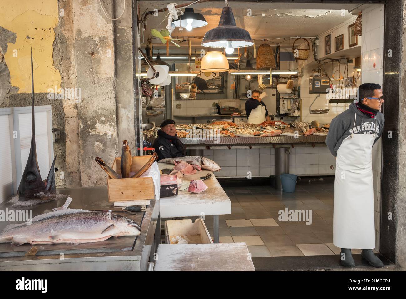 Magasin de fruits de mer au marché de poissons en plein air à Catane, Sicile. Banque D'Images