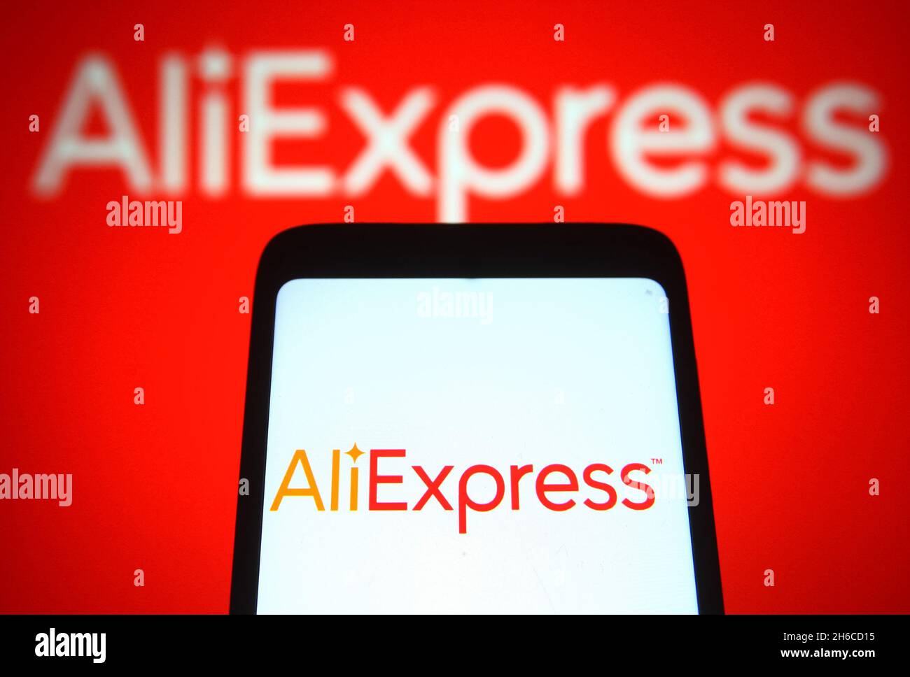 Ukraine.14 novembre 2021.Dans cette illustration, un logo AliExpress apparaît sur un smartphone et un écran d'ordinateur.(Photo de Pavlo Gonchar/SOPA Images/Sipa USA) crédit: SIPA USA/Alay Live News Banque D'Images