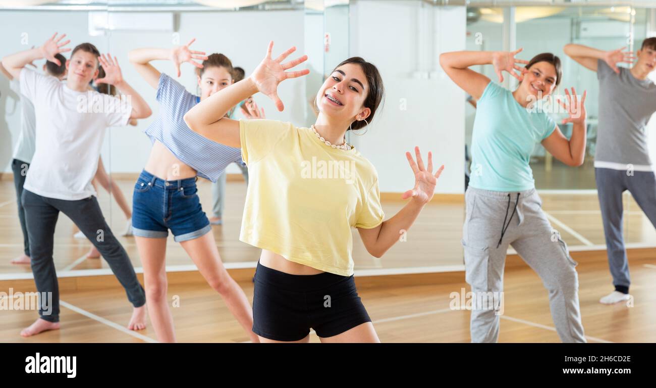 Une adolescente s'exerçant pendant un cours de danse de groupe Banque D'Images