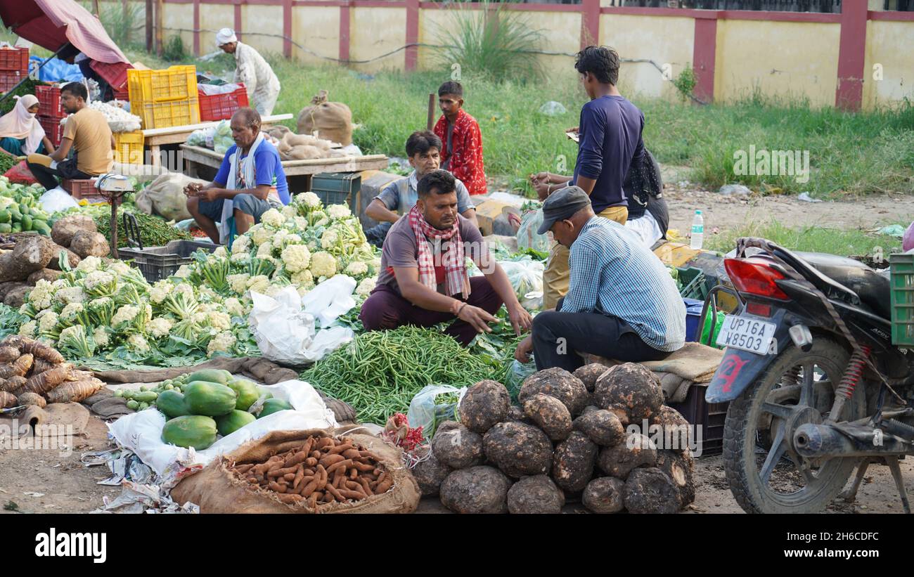 Haute résolution : marché de légumes animé en Inde #india #indianmarket #indianbazaar #Vegetablemarketindia #freshproduceindia #spicesindia #veg Banque D'Images