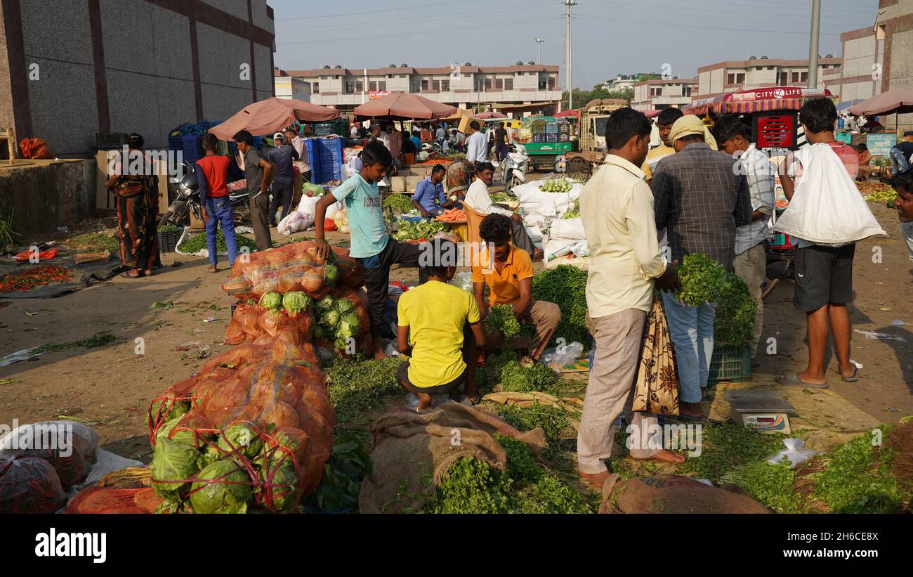 Cueillette les produits de saison parfaits au marché local de Noida. #HealthyChoices #vie #fruits #marché #Inde #personnes #foule Banque D'Images