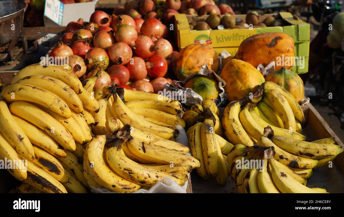 Cueillette les produits de saison parfaits au marché local de Noida. #HealthyChoices #vie #fruits #marché #Inde #personnes #foule Banque D'Images