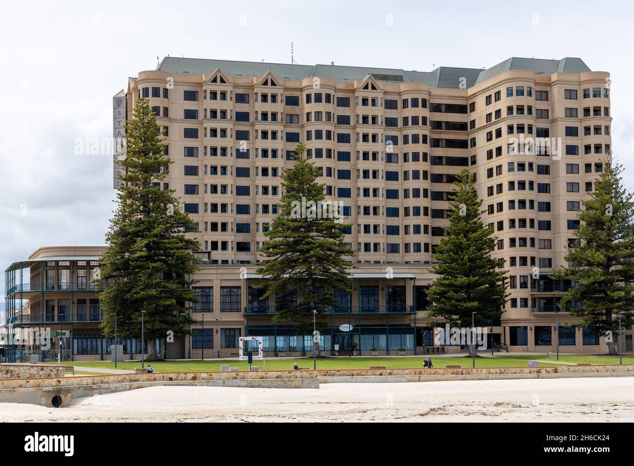 L'hôtel Stamford Grand par une journée ensoleillée en Australie méridionale le 15 novembre 2021 Banque D'Images