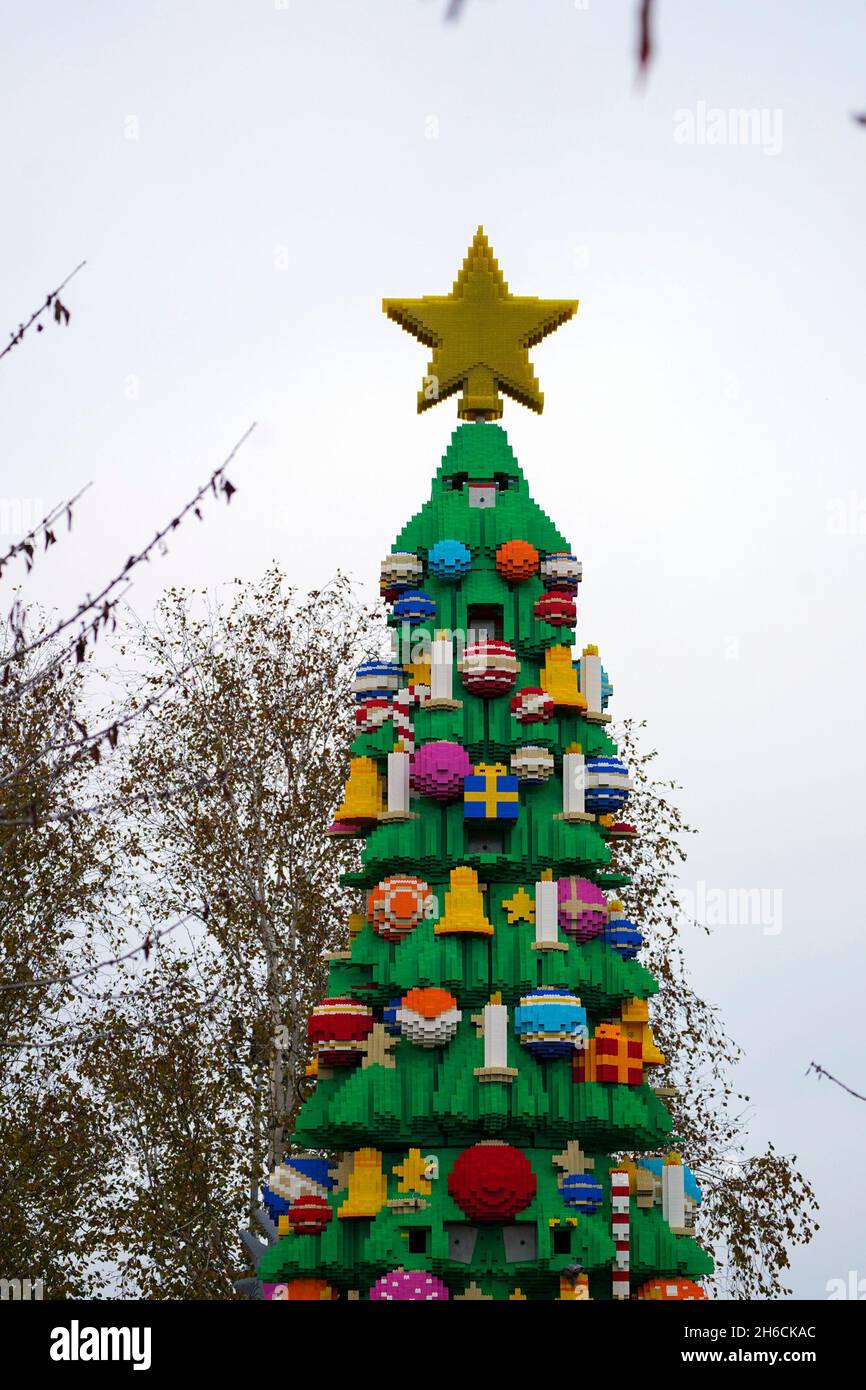 Un arbre de Noël LEGO de 33 mètres de haut, fabriqué avec 364,481 briques  DUPLO et LEGO, au LEGOLAND Windsor Resort dans le Berkshire.Date de la  photo: Mercredi 10 novembre 2021 Photo Stock - Alamy