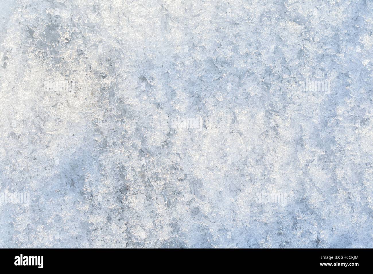 Gros plan de neige fraîche et brillante sur le sol, par beau temps, vue de dessus.Arrière-plan texturé naturel abstrait, espace de copie. Banque D'Images