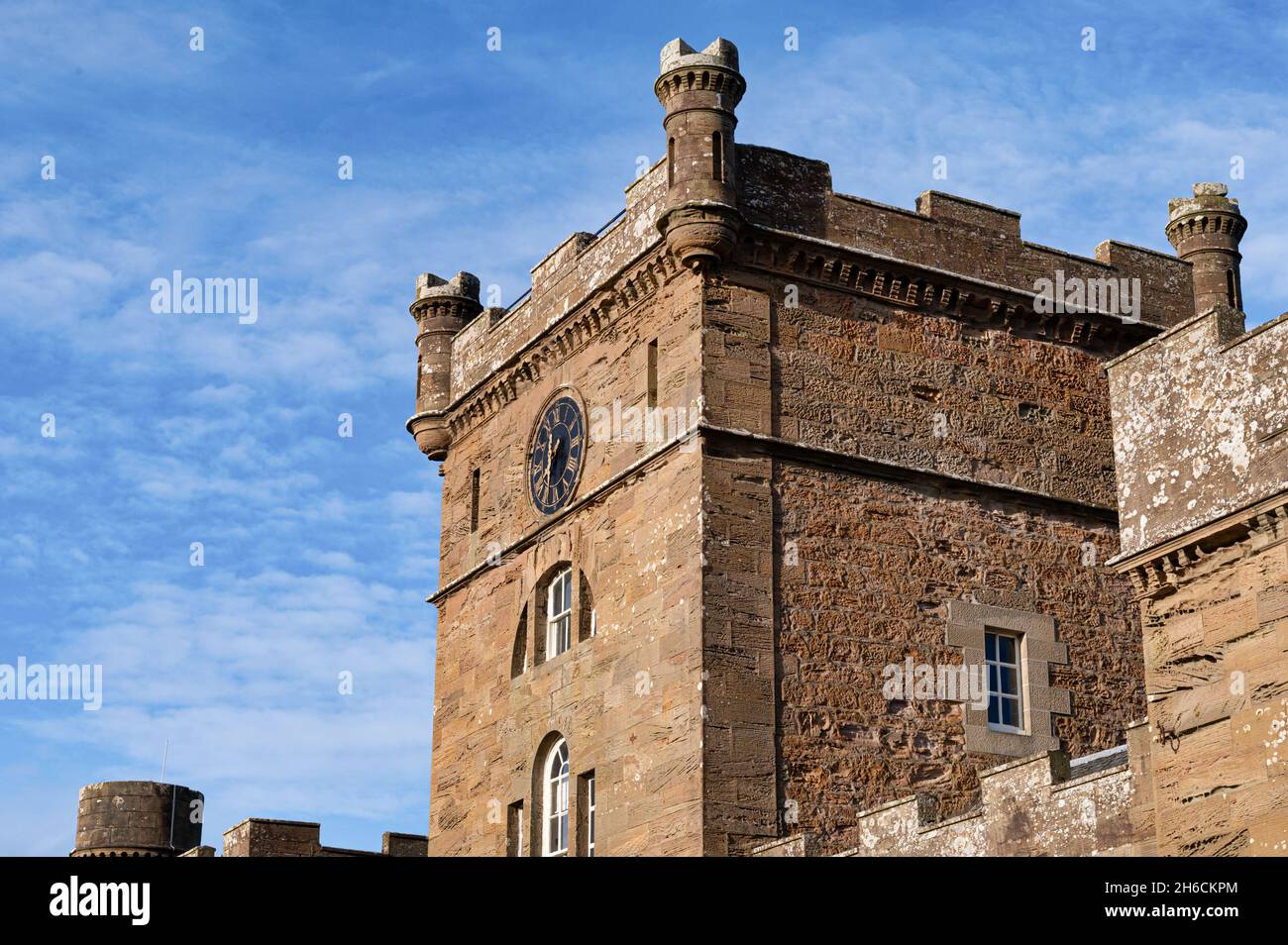 Culzean, Écosse - 20 octobre 2021 : la tour de l'horloge au château de Culzean.site de fiducie nationale de Scotland. Banque D'Images