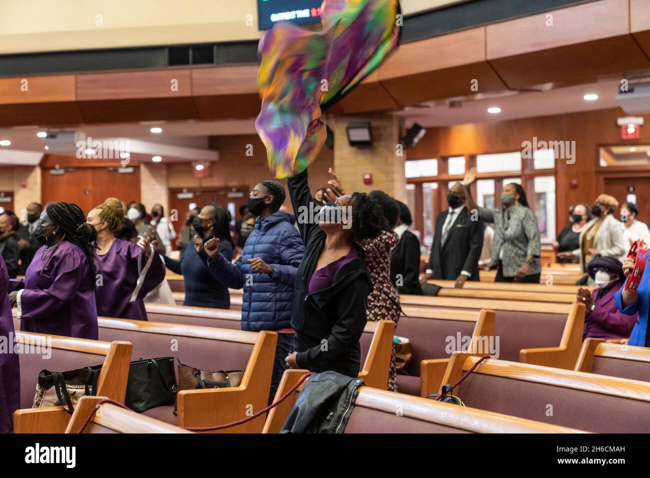 New York, New York, États-Unis.14 novembre 2021.Le choeur et les danseurs se produisent pendant le culte du dimanche tandis que le gouverneur Kathy Hochul visite la cathédrale du Grand Allen A. M. E. (African Methodist Episcopal).La congrégation de l'église compte plus de 23,000 membres.La cathédrale est située dans l'un des quartiers les plus pauvres de la ville - Jamaïque, Queens.(Credit image: © Lev Radin/Pacific Press via ZUMA Press Wire) Banque D'Images