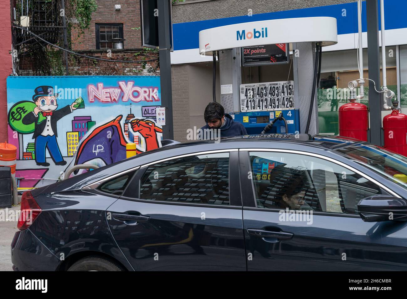 New York, New York, États-Unis.14 novembre 2021.Les conducteurs remplissent leurs voitures d'essence à la station-service Mobil sur la 8e avenue où le sénateur américain Charles Schumer a appelé le président Biden Administration à libérer du pétrole des réserves stratégiques pour faciliter le prix de l'essence.La semaine dernière, le prix moyen national pour un gallon de plomb ordinaire était de 3.42$‚'', contre 2.12$ l'an dernier.(Credit image: © Lev Radin/Pacific Press via ZUMA Press Wire) Banque D'Images