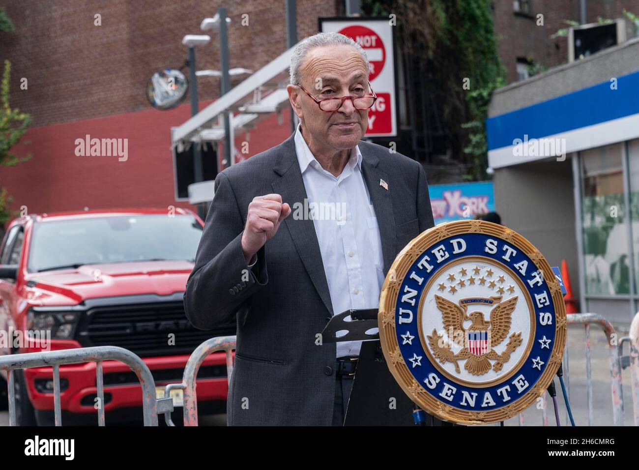 New York, New York, États-Unis.14 novembre 2021.Le sénateur des États-Unis Charles Schumer a appelé au cours d'un briefing de presse sur l'administration du président Biden à libérer le pétrole des réserves stratégiques pour faciliter les prix du gaz devant la station-service Mobil sur la 8e avenue.La semaine dernière, le prix moyen national pour un gallon de plomb ordinaire était de 3.42$‚'', contre 2.12$ l'an dernier.(Credit image: © Lev Radin/Pacific Press via ZUMA Press Wire) Banque D'Images