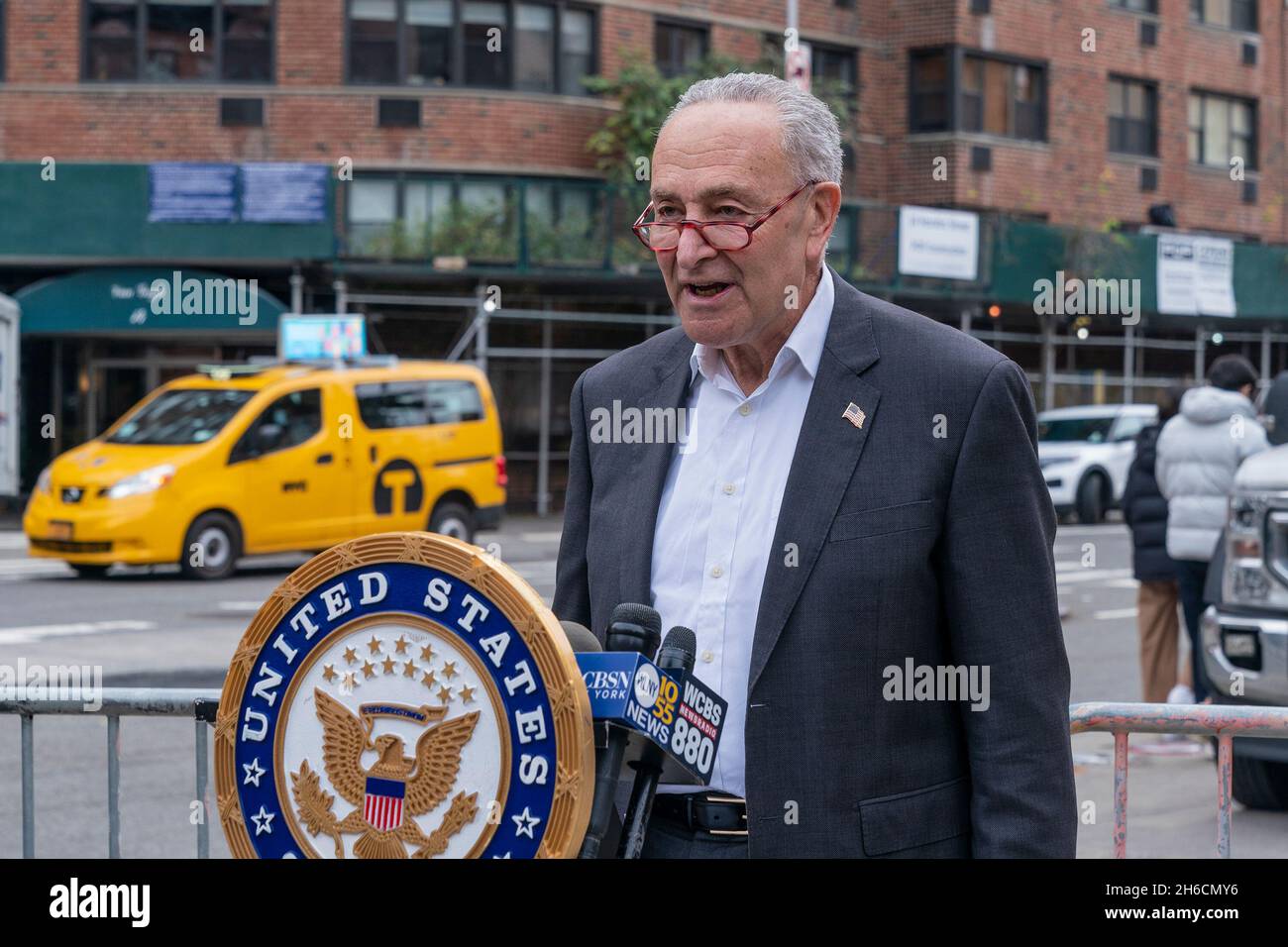 New York, New York, États-Unis.14 novembre 2021.Le sénateur des États-Unis Charles Schumer a appelé au cours d'un briefing de presse sur l'administration du président Biden à libérer le pétrole des réserves stratégiques pour faciliter les prix du gaz devant la station-service Mobil sur la 8e avenue.La semaine dernière, le prix moyen national pour un gallon de plomb ordinaire était de 3.42$‚'', contre 2.12$ l'an dernier.(Credit image: © Lev Radin/Pacific Press via ZUMA Press Wire) Banque D'Images