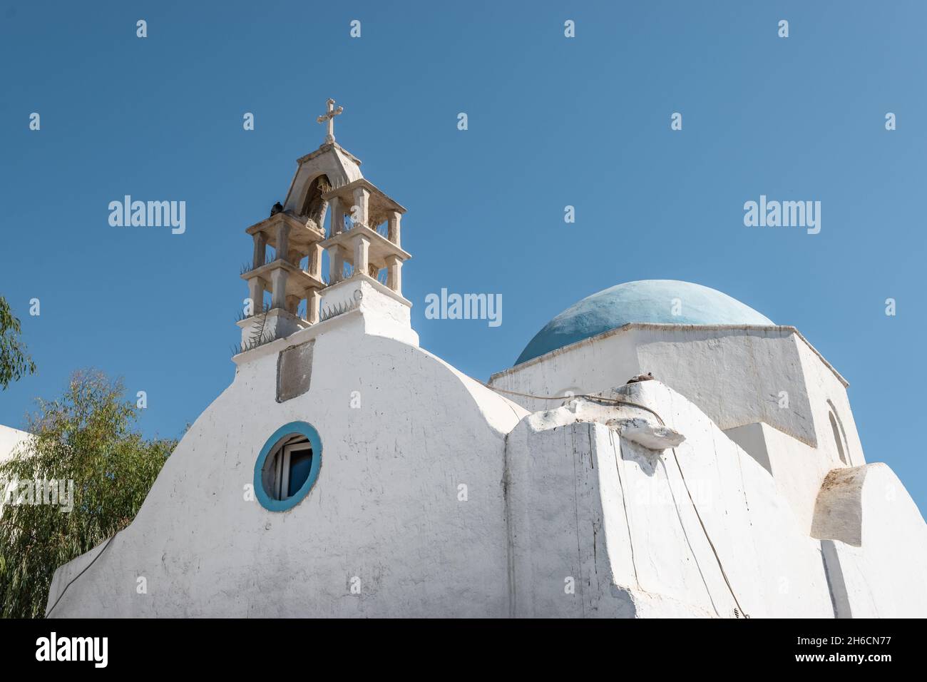 Église grecque blanchie à la chaux avec dôme bleu. Banque D'Images