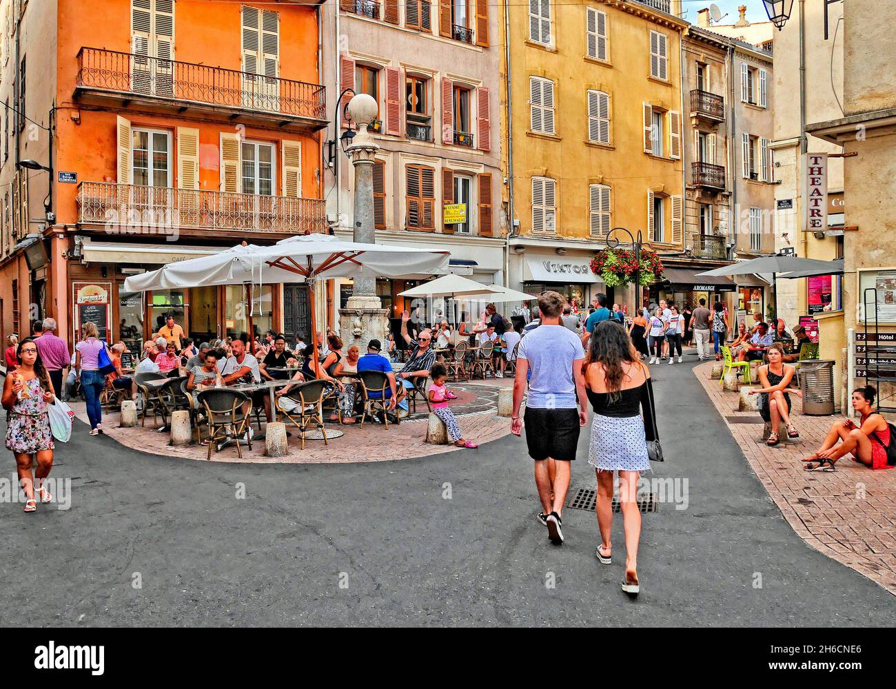 FRANCE.ALPES MARITIMES (06) ANTIBES.RUE PIÉTONNE DANS LA VIEILLE VILLE Banque D'Images