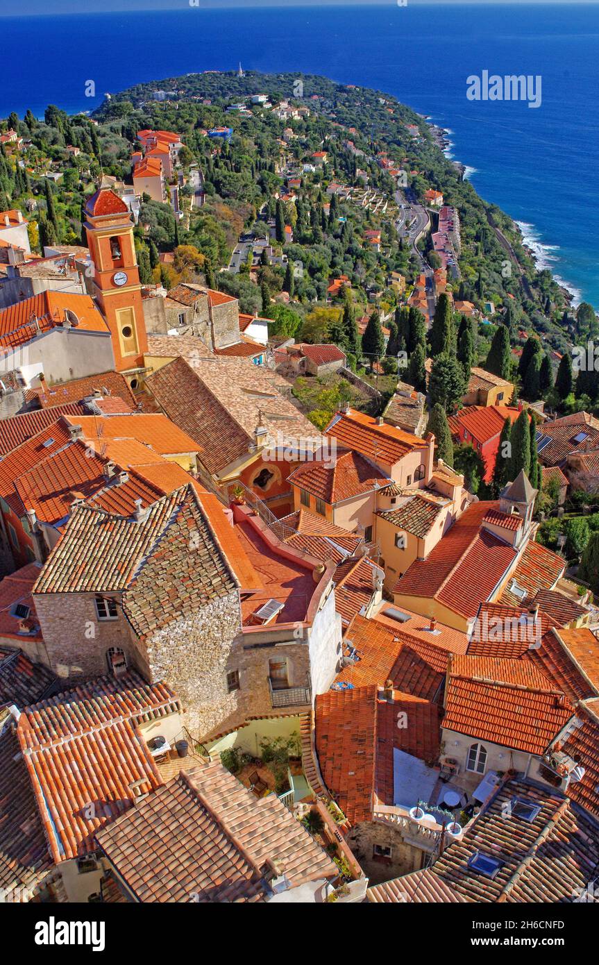 FRANCE.ALPES MARITIMES (06) ROQUEBRUNE CAP MARTIN.VUE D'ENSEMBLE SUR  L'ÉGLISE SAINTE MARGUERITE DEPUIS LE CHÂTEAU Photo Stock - Alamy