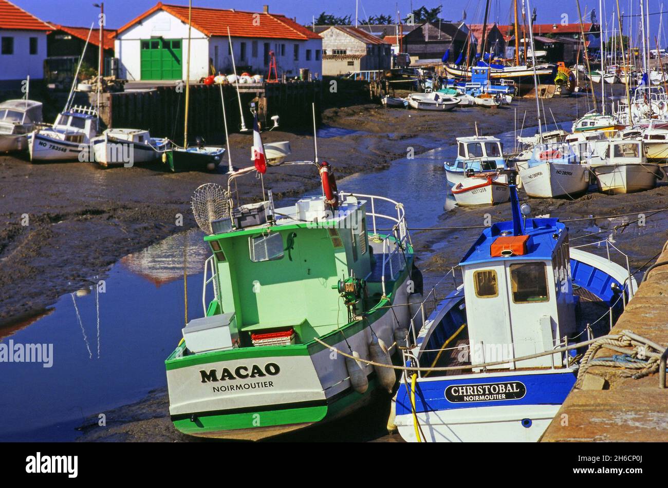 FRANCE.VENDÉE (85) ÎLE DE NOIRMOUTIER.NOIRMOUTIER EN ILE VILLAGE, LE PORT Banque D'Images