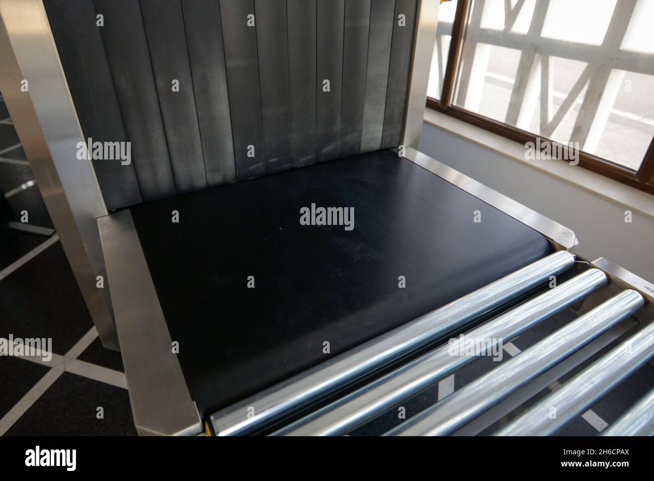 Image de faible profondeur de champ (mise au point sélective) avec une machine de balayage à rayons X à un contrôle de sécurité aéroport. Banque D'Images