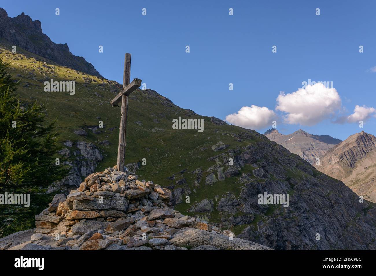Croix en bois dans le parc national du grand paradis dans les Alpes, Italie, vallée d'Aoste. Banque D'Images