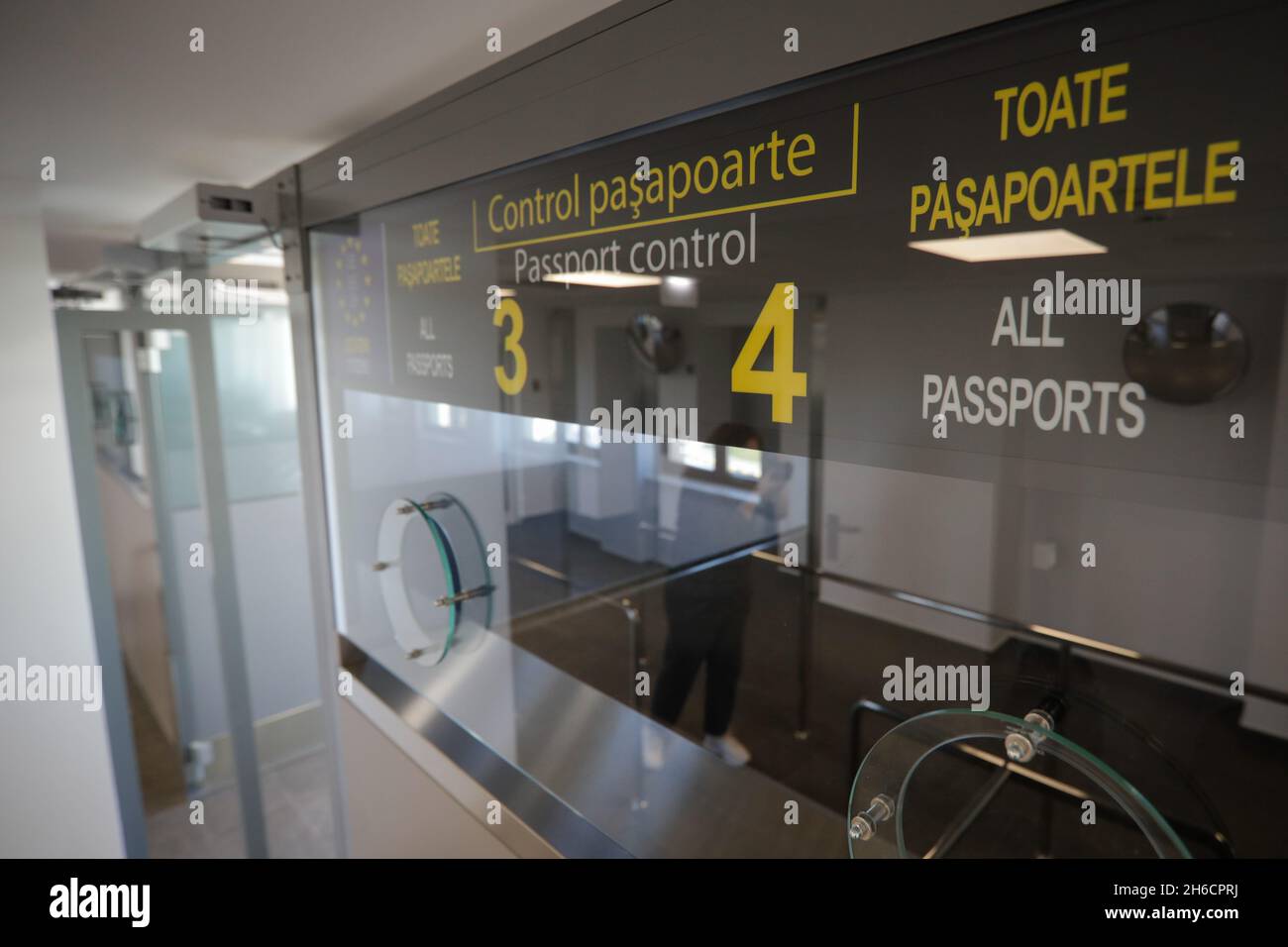 Bucarest, Roumanie - 11 novembre 2021 : image de faible profondeur de champ (mise au point sélective) avec cabine de contrôle des passeports à l'intérieur d'un aéroport. Banque D'Images