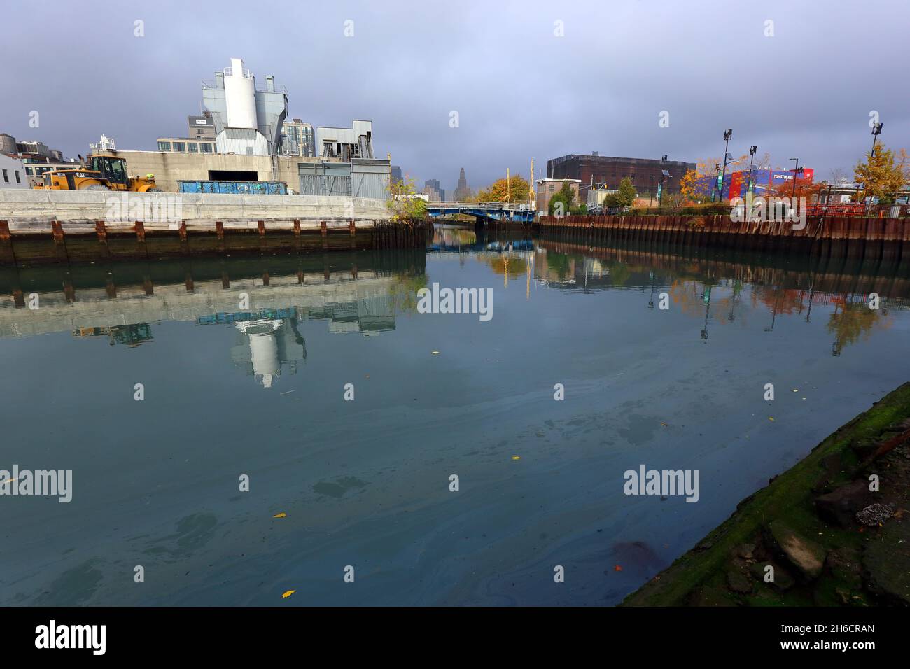 Un lustre d'huile couvre la surface du canal Gowanus à Brooklyn, NY, le 30 octobre 2019.Le canal de Gowanus est un site désigné du Superfonds de l'EPA. Banque D'Images