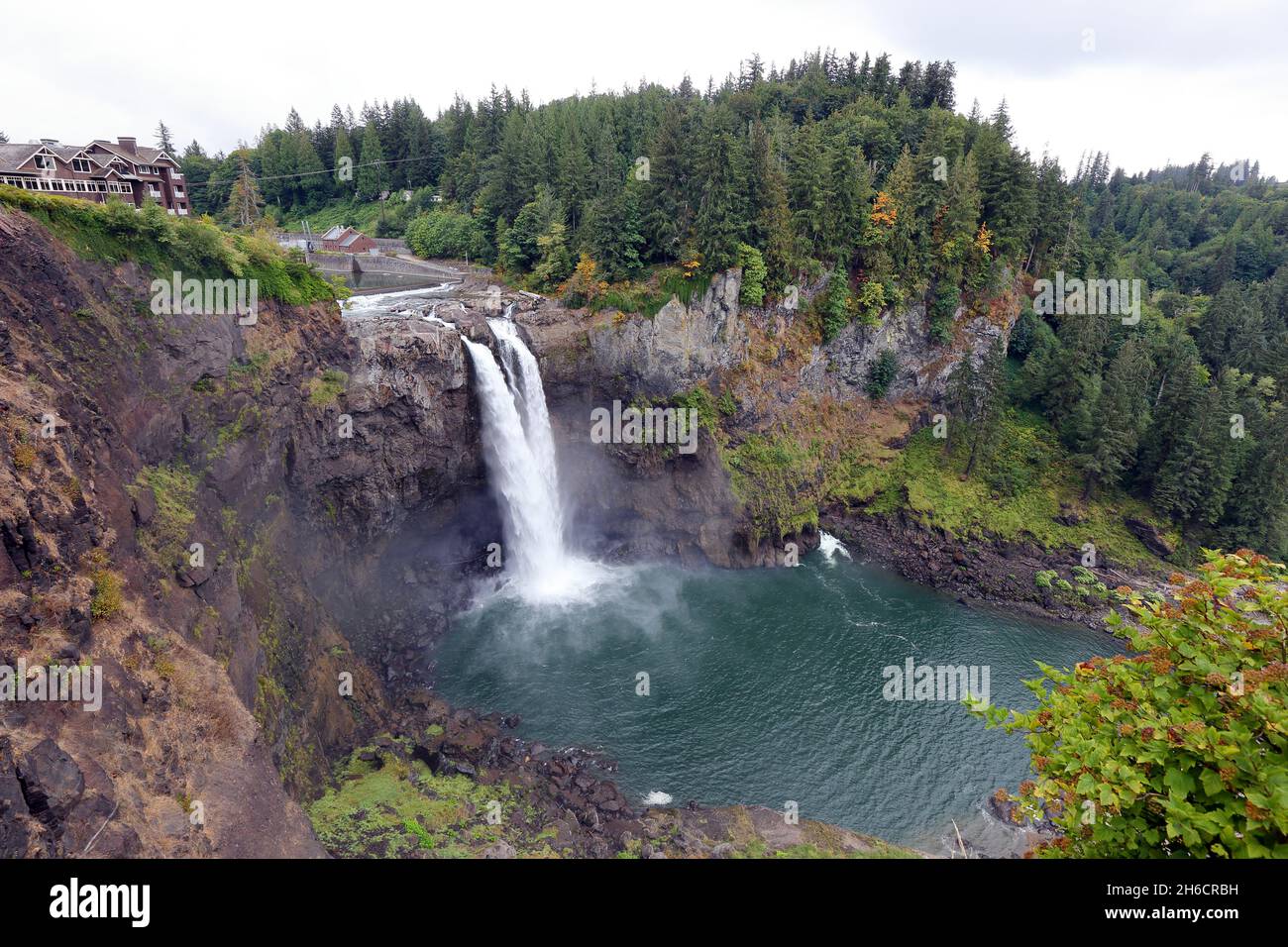 Chutes de Snoqualmie, Snoqualmie, Washington.Vue de la chute d'eau de 1199 pi à la fin de l'été, à son débit le plus bas de l'année, à 9.3 m3/s, le 10 septembre 2021 Banque D'Images