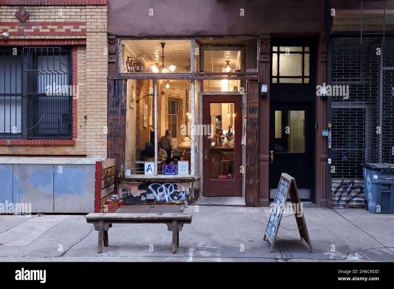 Davelle, 102 Suffolk St, New York, NYC photo d'un café japonais de style kissetten dans le Lower East Side de Manhattan. Banque D'Images