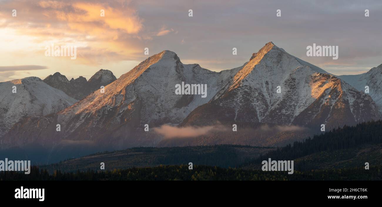 Vue sur les sommets enneigés des montagnes dans une matinée magnifique et spectaculaire.Tatra Mountain, Slovaquie Banque D'Images
