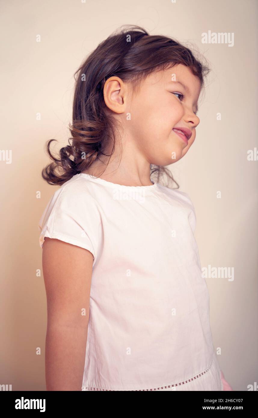 Portrait en gros plan d'une petite fille mignonne souriant - enfant d'âge préscolaire dans un jardin d'enfants Banque D'Images