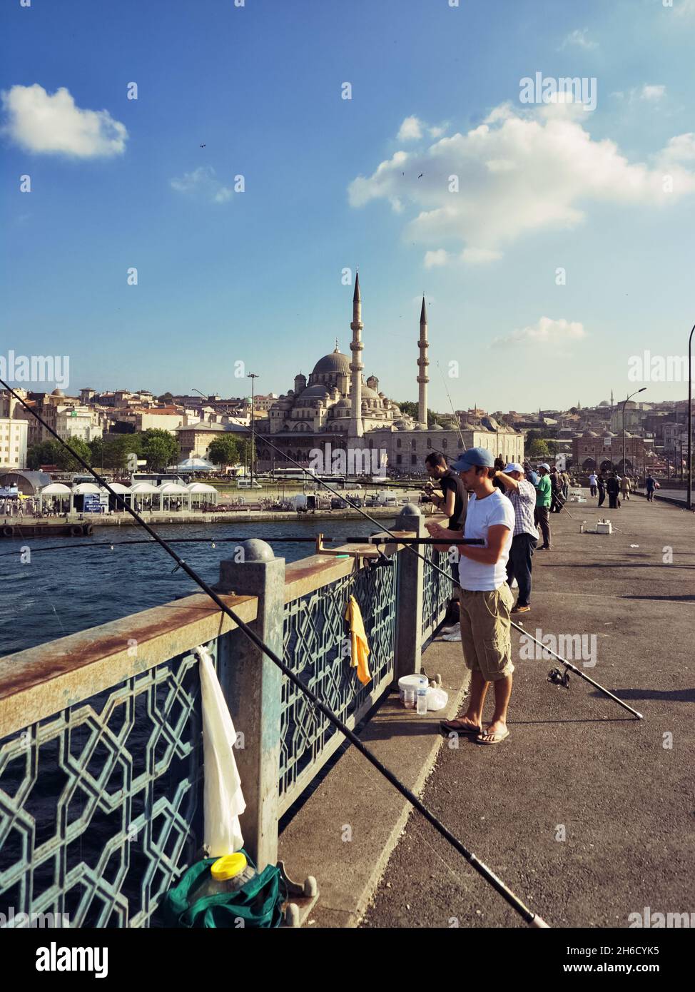 La vie quotidienne à Istanbul pêcheurs sur le pont de Galata en arrière-plan Mosquée Yeni, Turquie Banque D'Images