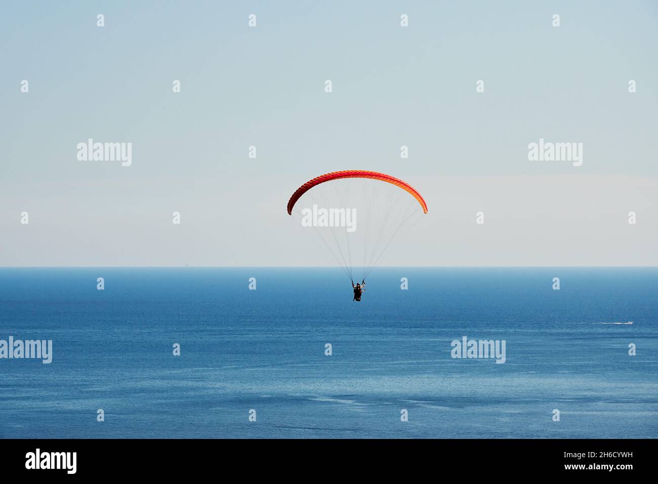 Les parapentes s'envolent dans le ciel au-dessus de la mer bleu profond.Sports extrêmes et activités de loisirs en vacances Banque D'Images